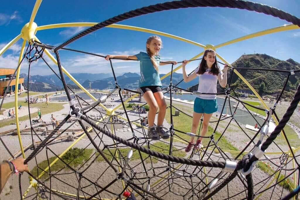 Ampia, soleggiata e verde: la valle Zillertal, per l’estate 2024, sorprende grandi e piccini A pochi chilometri da Innsbruck, nella parte meridionale del Tirolo, si apre una valle ampia e soleggiata che sorprende con un campo da Golf, piste ciclabili, un parco giochi alpino e wellness senza pari. È la valle Zillertal, perfetta per gli sportivi e per chi viaggia in famiglia: qui la natura, con i suoi boschi e i prati verdissimi, è la protagonista assoluta.