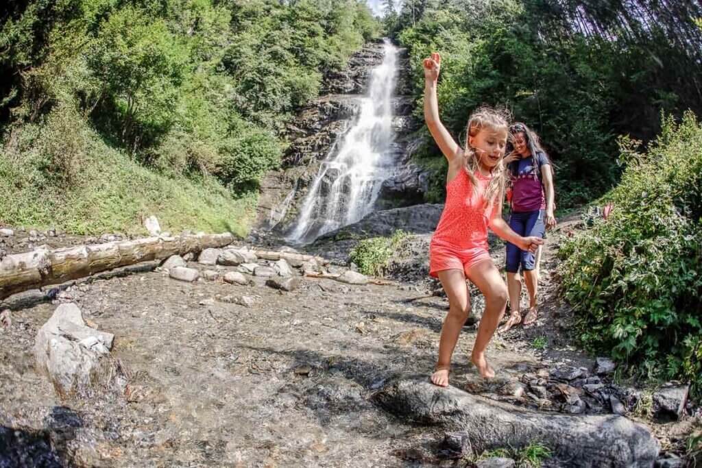 Ampia, soleggiata e verde: la valle Zillertal, per l’estate 2024, sorprende grandi e piccini A pochi chilometri da Innsbruck, nella parte meridionale del Tirolo, si apre una valle ampia e soleggiata che sorprende con un campo da Golf, piste ciclabili, un parco giochi alpino e wellness senza pari. È la valle Zillertal, perfetta per gli sportivi e per chi viaggia in famiglia: qui la natura, con i suoi boschi e i prati verdissimi, è la protagonista assoluta.