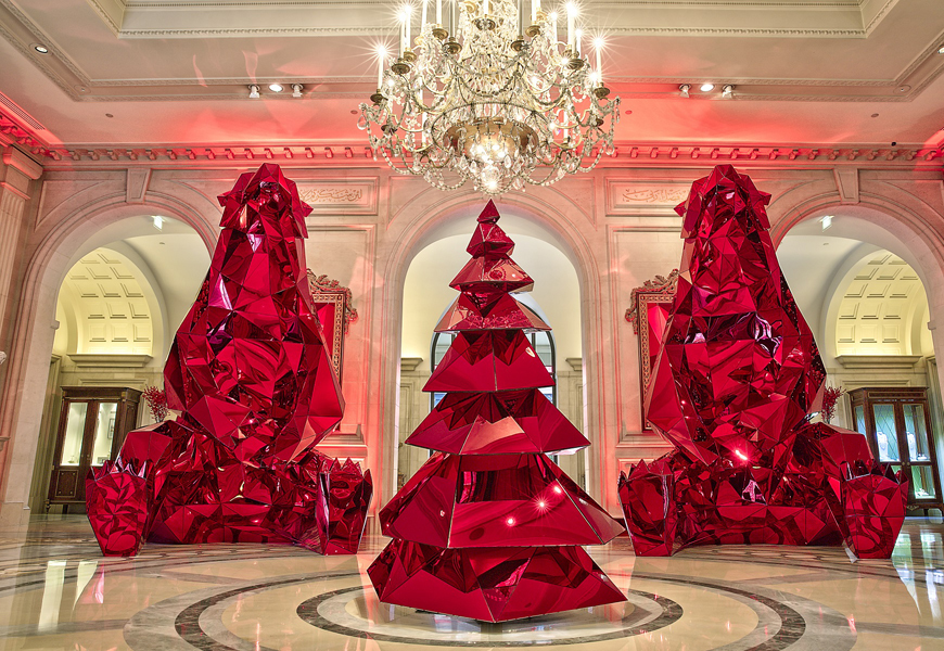 decorazione natalizia della hall di un hotel