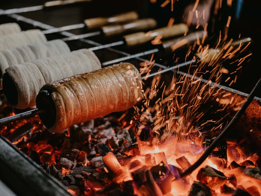 Natale a Budapest: mercatini, luci e sapori nella perla del Danubio - TRAVEL & SPA Magazine | Rivista di viaggi Budapest, il il dolce tipico Kürtöskalács