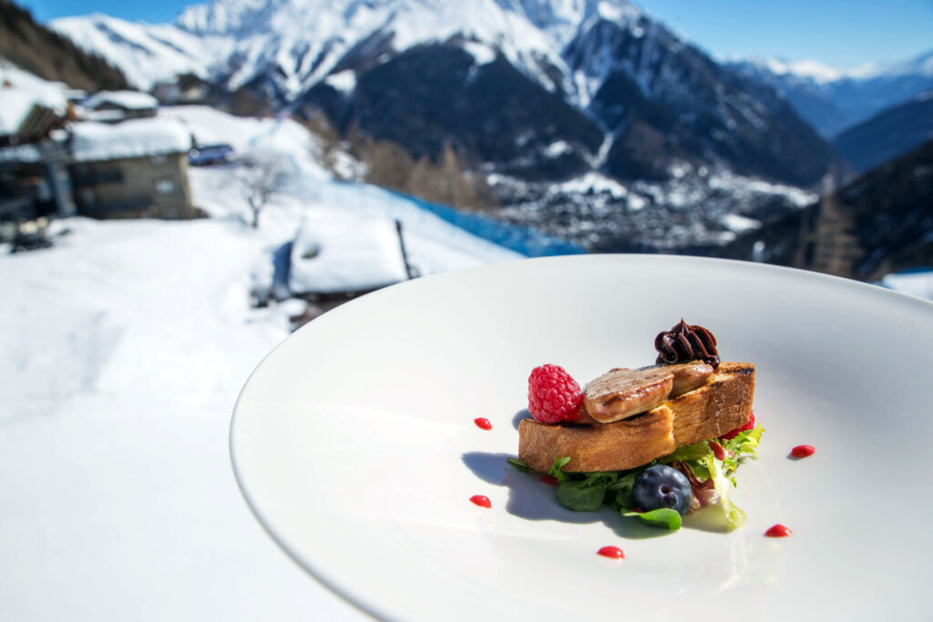 Le Massif Courmayeur: paradiso invernale tra le Alpi, ai piedi del Monte Bianco - TRAVEL & SPA Magazine | Rivista di viaggi Le Massif Courmayeur: paradiso invernale tra le Alpi, ai piedi del Monte Bianco Quando si pensa a una vacanza invernale immersa tra le Alpi italiane, Le Massif Hotel & Lodge a Courmayeur emerge come una delle destinazioni più affascinanti. Con un'offerta di servizi esclusivi e un'atmosfera di pura eleganza, questo hotel rappresenta una scelta ideale per chi cerca comfort, avventura e relax in un'unica esperienza.