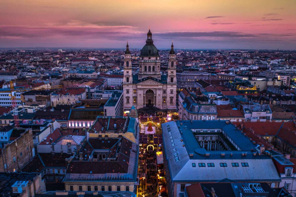 Natale a Budapest: mercatini, luci e sapori nella perla del Danubio - TRAVEL & SPA Magazine | Rivista di viaggi Budapest St Stephens