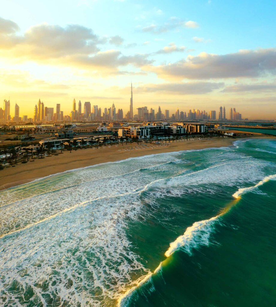 Dubai, 10 motivi per visitarla nel 2025 - TRAVEL & SPA Magazine | Rivista di viaggi Dubai beach skyline
