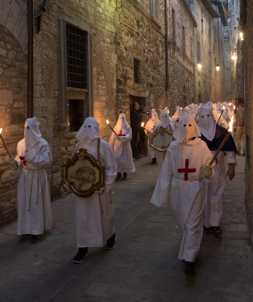 Pasqua in Umbria: tradizione fra Magia, Riti Antichi e Sapori Indimenticabili - TRAVEL & SPA Magazine | Rivista di viaggi Pasqua in Umbria - Processione