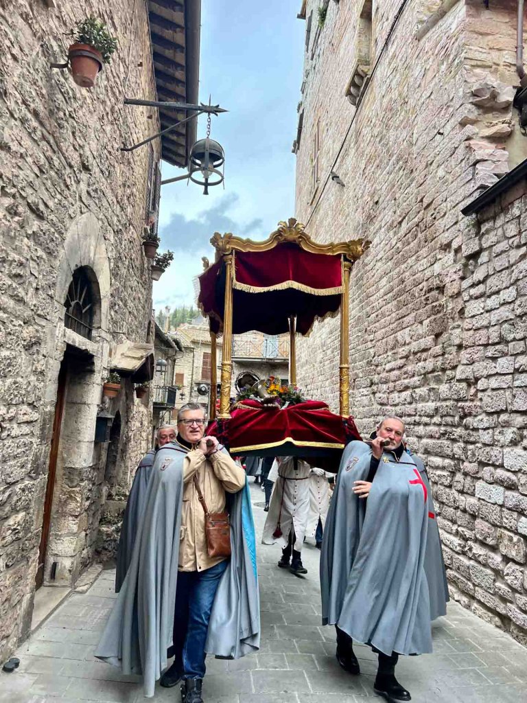 Pasqua in Umbria: tradizione fra Magia, Riti Antichi e Sapori Indimenticabili - TRAVEL & SPA Magazine | Rivista di viaggi Pasqua in Umbria - Processione Cristo Morto