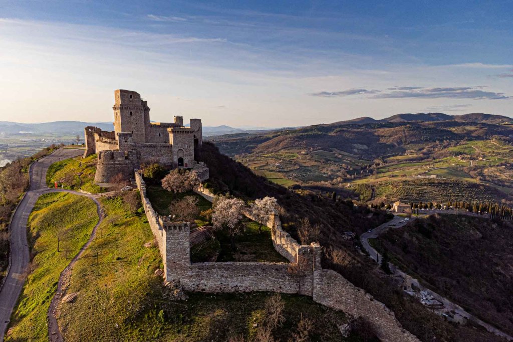 Pasqua in Umbria: tradizione fra Magia, Riti Antichi e Sapori Indimenticabili - TRAVEL & SPA Magazine | Rivista di viaggi Pasqua in Umbria - Rocca Maggiore
