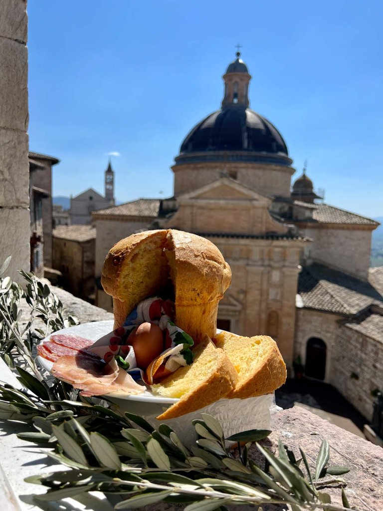 Pasqua in Umbria: tradizione fra Magia, Riti Antichi e Sapori Indimenticabili - TRAVEL & SPA Magazine | Rivista di viaggi Pasqua in Umbria - Torta al testo