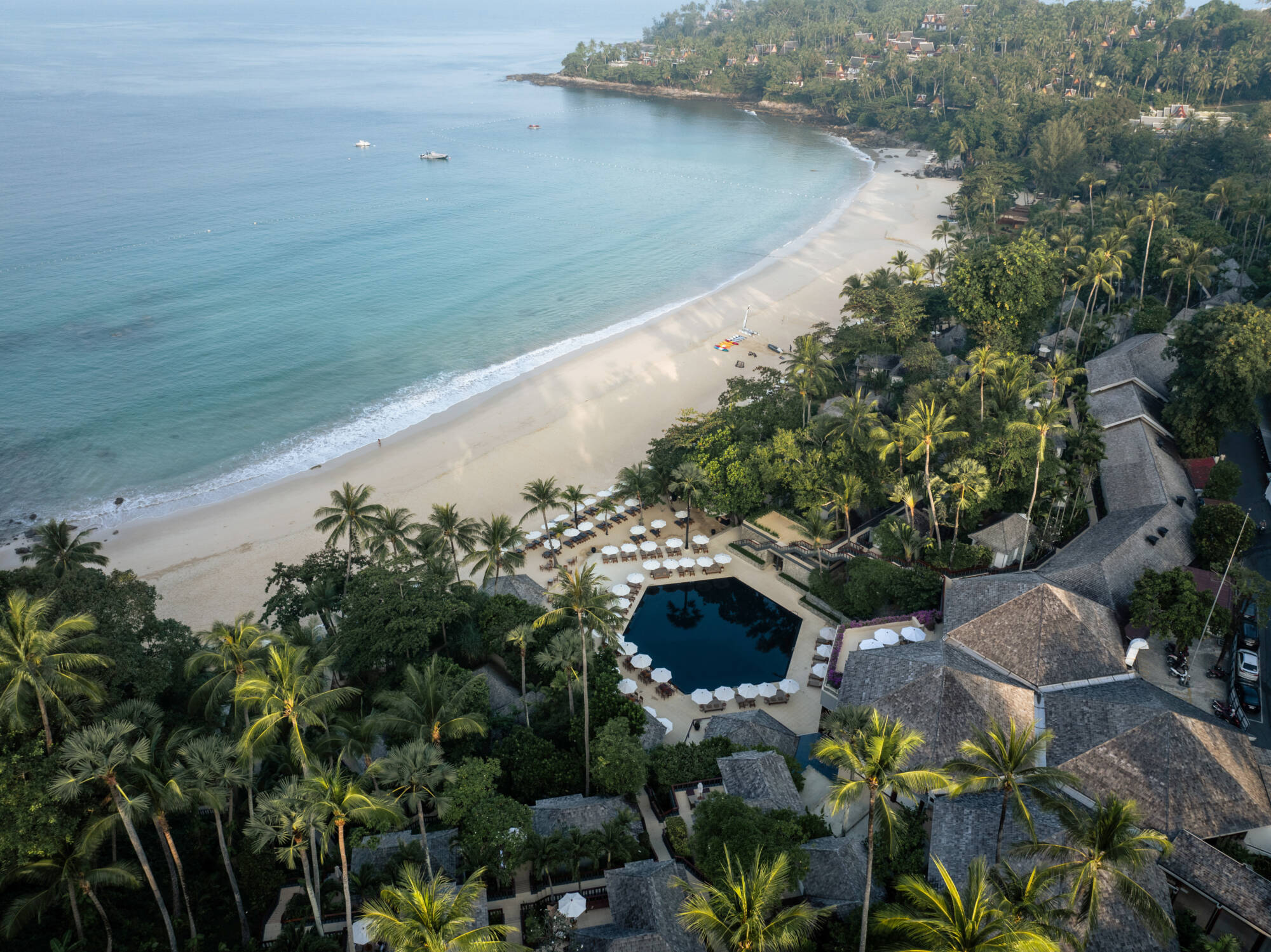 Quando la tranquillità incontra la visibilità: connettere il Surin Phuket con i viaggiatori giusti al momento giusto