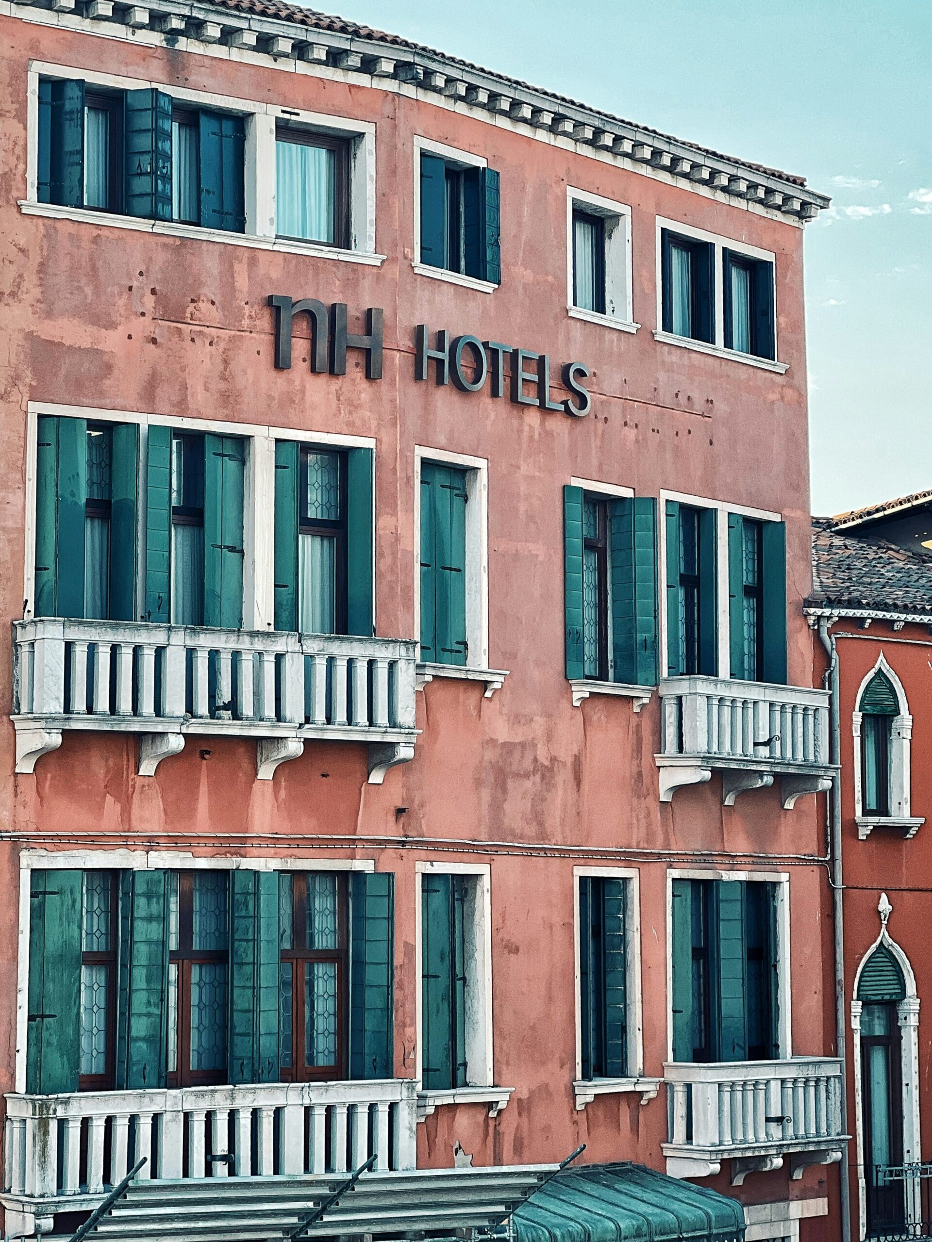 Ospitalità 2025: l’Italia guida l’early booking con la crescita più alta delle prenotazioni anticipate (+4%). In aumento anche i pernottamenti di lunga durata