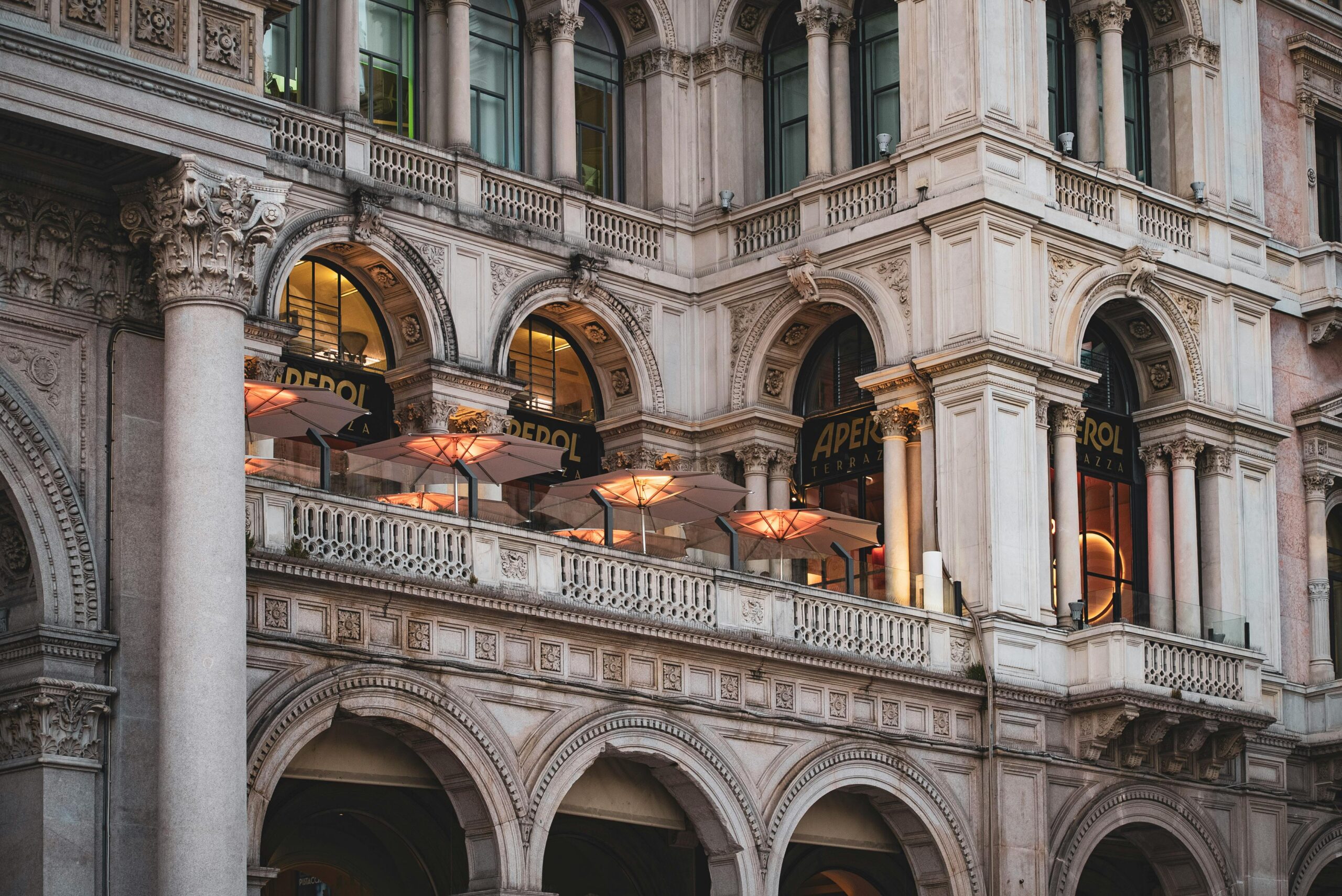 A Milano apre SYNC by Aperol, nuovo Listening Bar & Bistro di Avolta e Campari Group in Galleria Vittorio Emanuele II