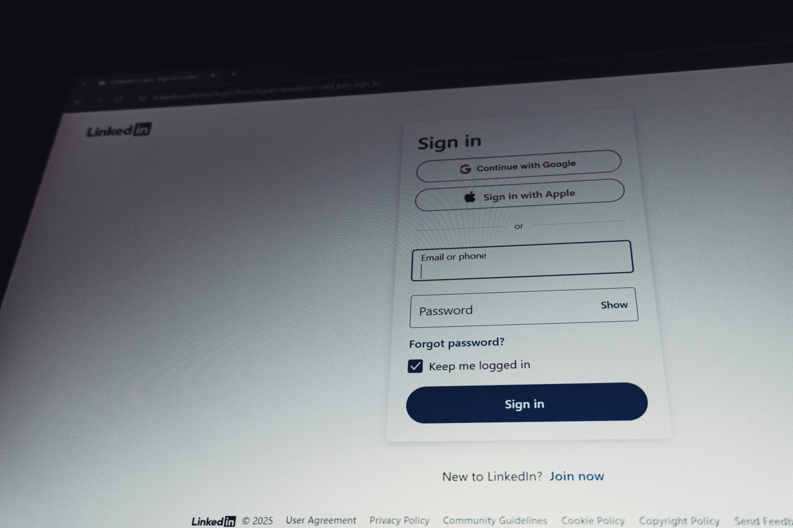 Gestori di strutture ricettive in Italia devono inviare dati ospiti ad Alloggiati Web entro 24 ore, pena sanzioni.