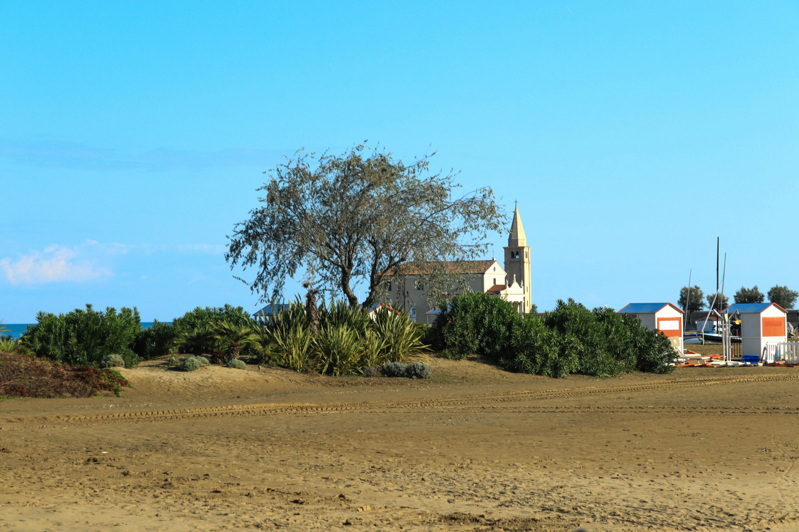 Cavallino Bianco Caorle inaugura il primo luxury family beach resort 5 stelle a Venezia con 101 suite.