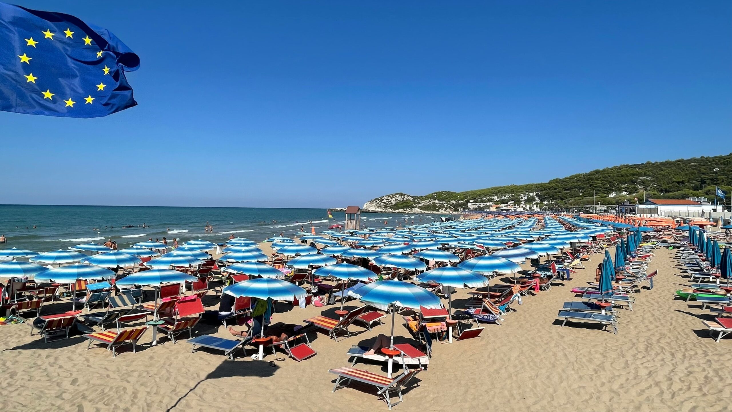 L'82% degli europei pianifica viaggi nell'estate 2026, con soggiorni più brevi e budget ridotti.
