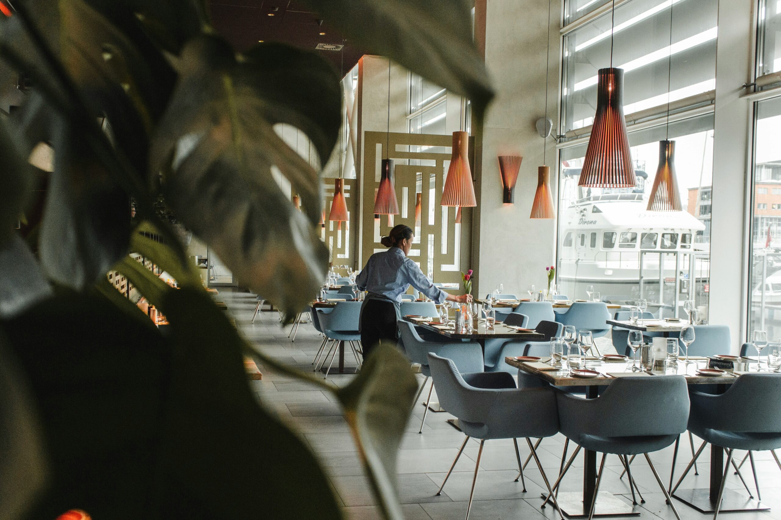 Le strutture alberghiere devono scegliere tra acquisto e noleggio biancheria ristorante per ottimizzare costi e gestione.