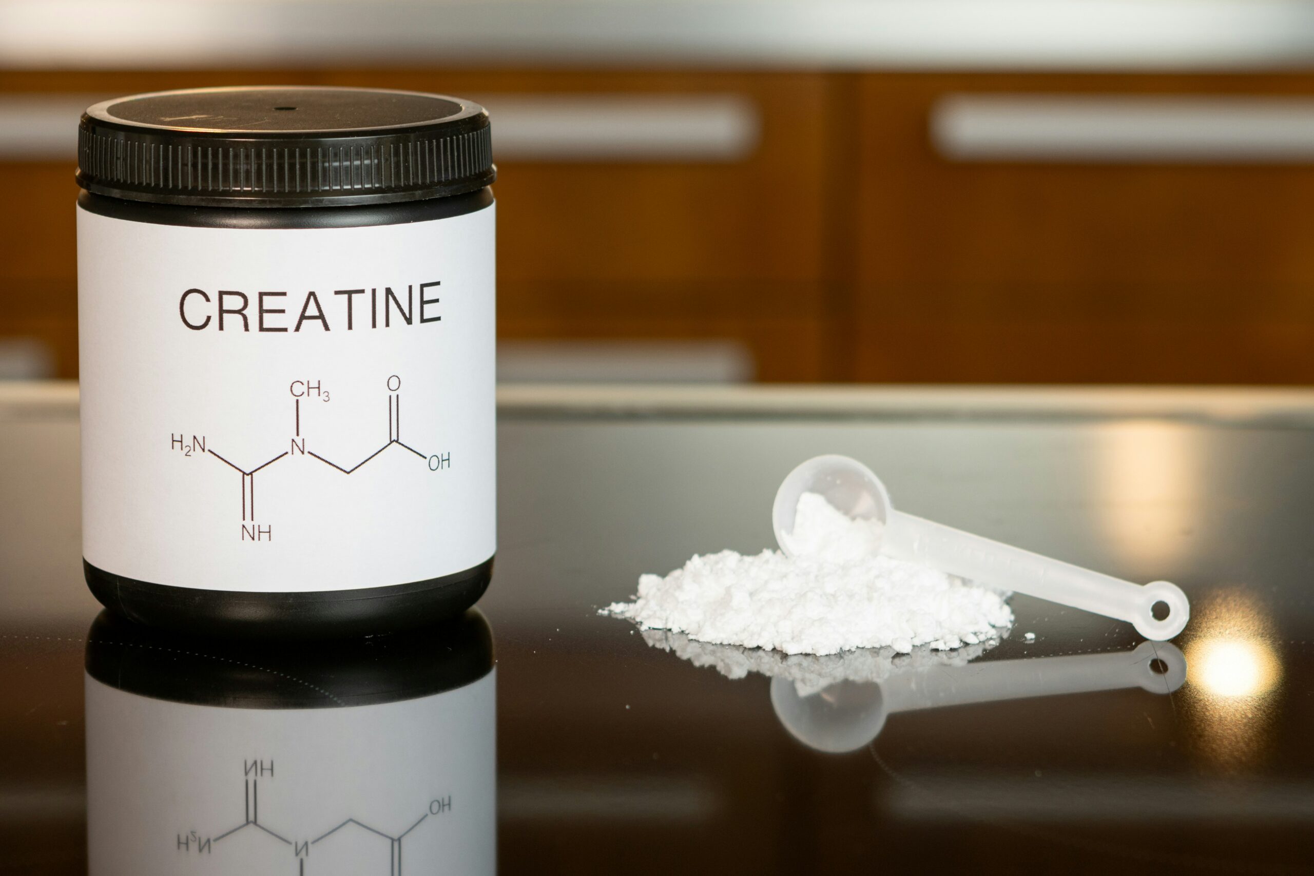 Creatina Monoidrato Migliora Performance Sportive: Incrementi di Forza tra 8% e 15%, Recupero fino a 30%