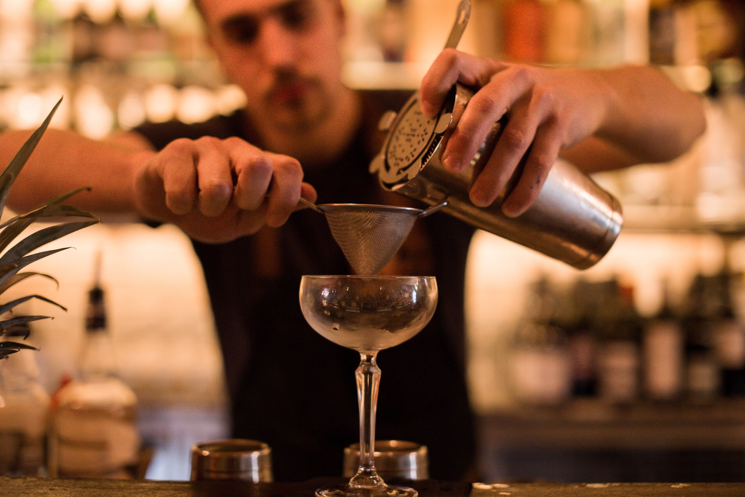 Il Dirty di Ascoli Piceno, aperto nel 2019, diventa punto di riferimento per mixology e cocktail classici.
