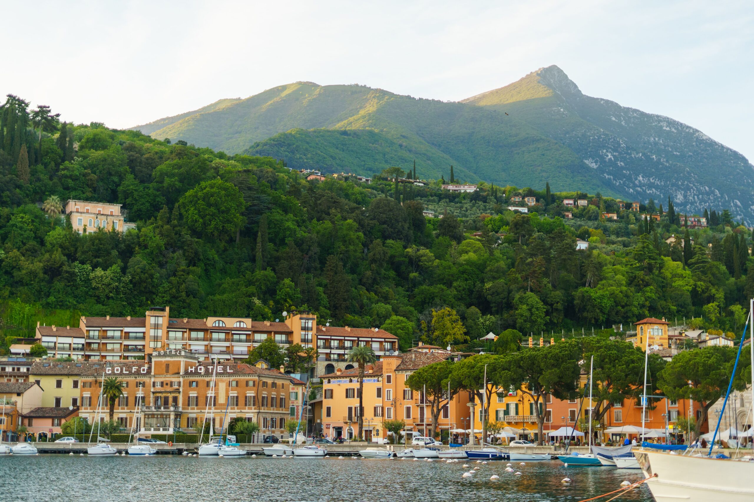 L'Appétit Bistrot by Chef Alisani apre all'Hotel Milano sul Lago di Garda, unendo mare e terra.