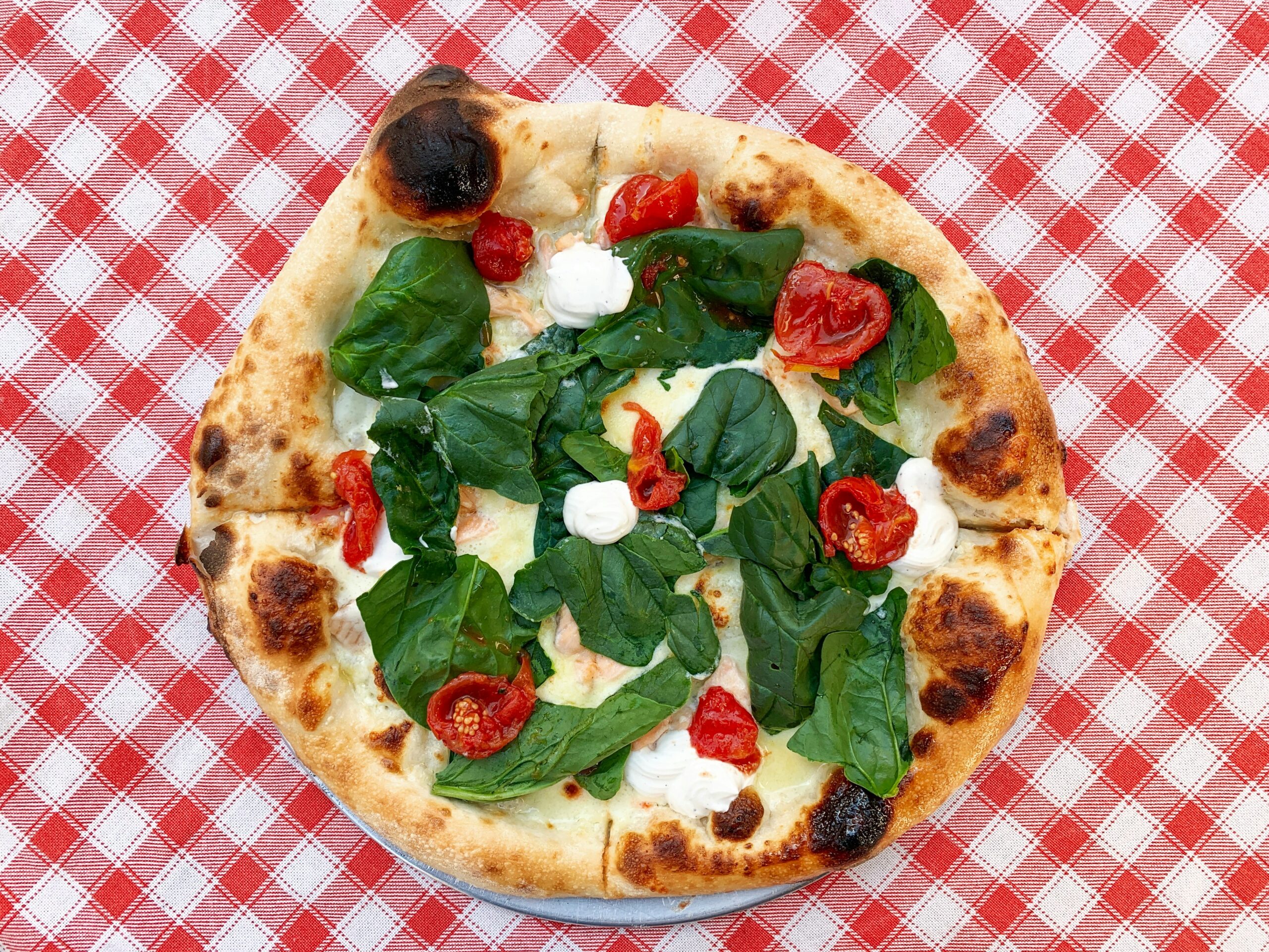 Gabriele Bonci rivoluziona la pizza al taglio contemporanea con Pizzarium a Roma, evidenziando l'importanza delle filiere dirette.