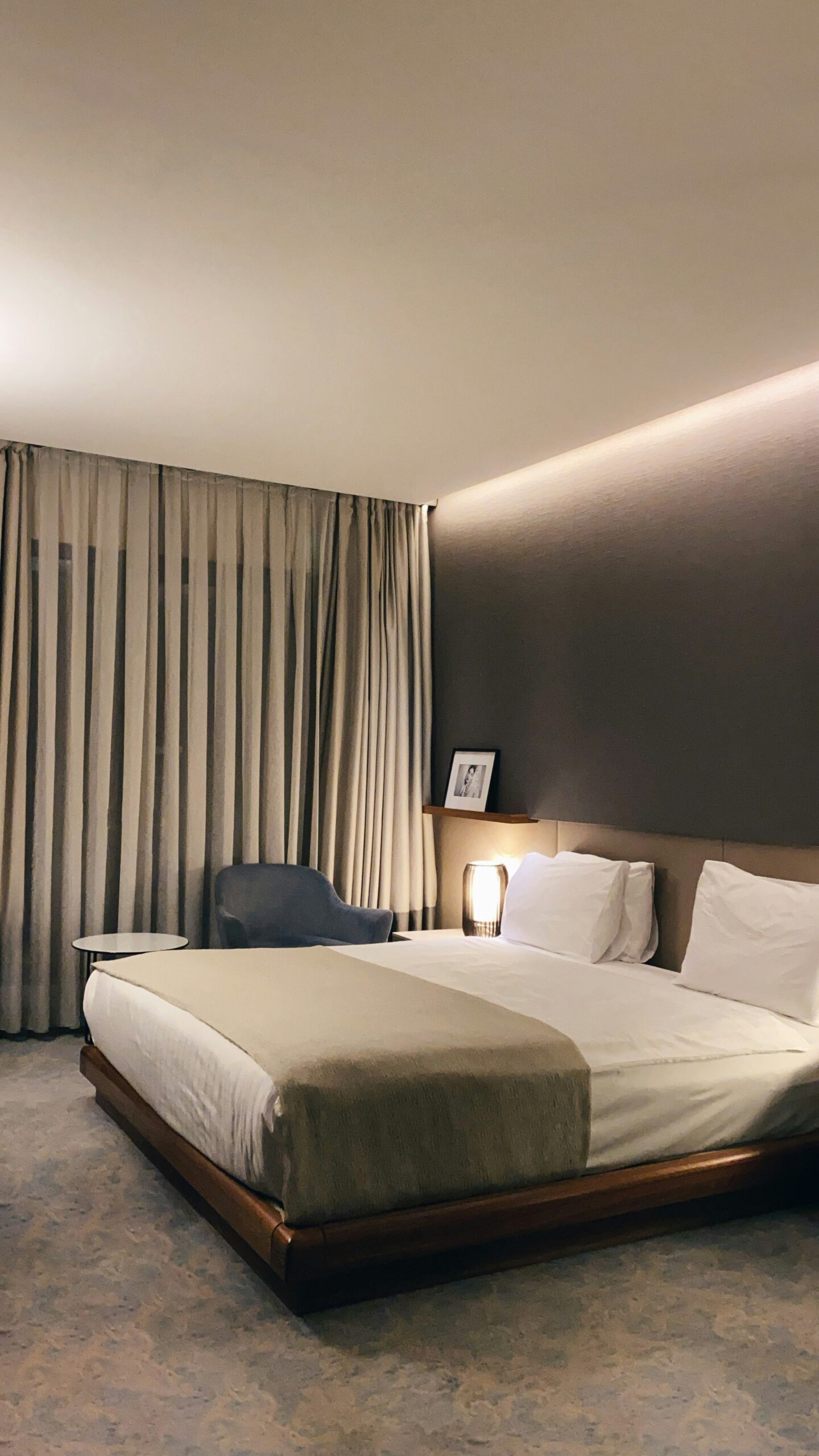 Il comfort acustico negli hotel richiede isolamento dai rumori esterni e gestione delle fonti interne.