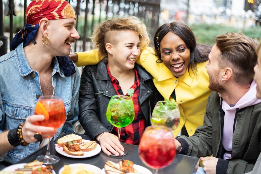 Il 74% della Gen Z consuma alcol quasi come il resto della popolazione, secondo IWSR.