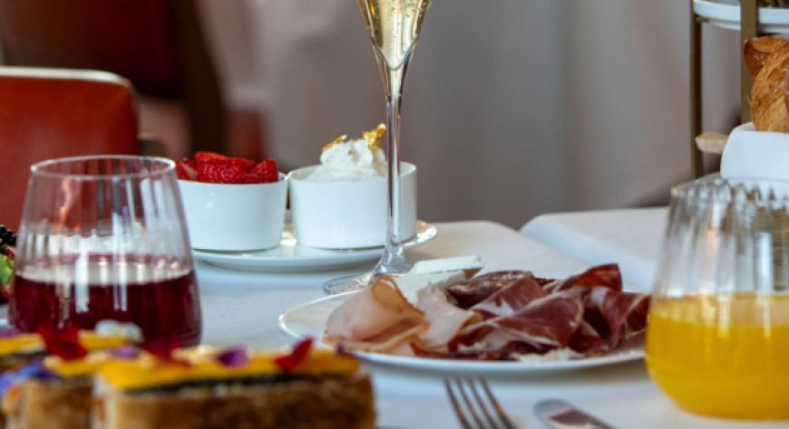 Il Four Seasons Hotel Madrid lancia brunch di lusso con tre pacchetti da 125 a 220 euro.