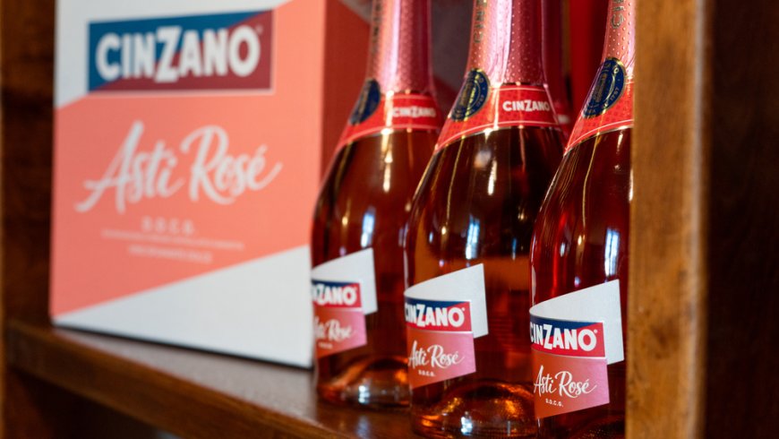 Gruppo Caffo 1915 lancia il nuovo Asti Cinzano Rosé DOCG nel polo produttivo di Valle Talloria.