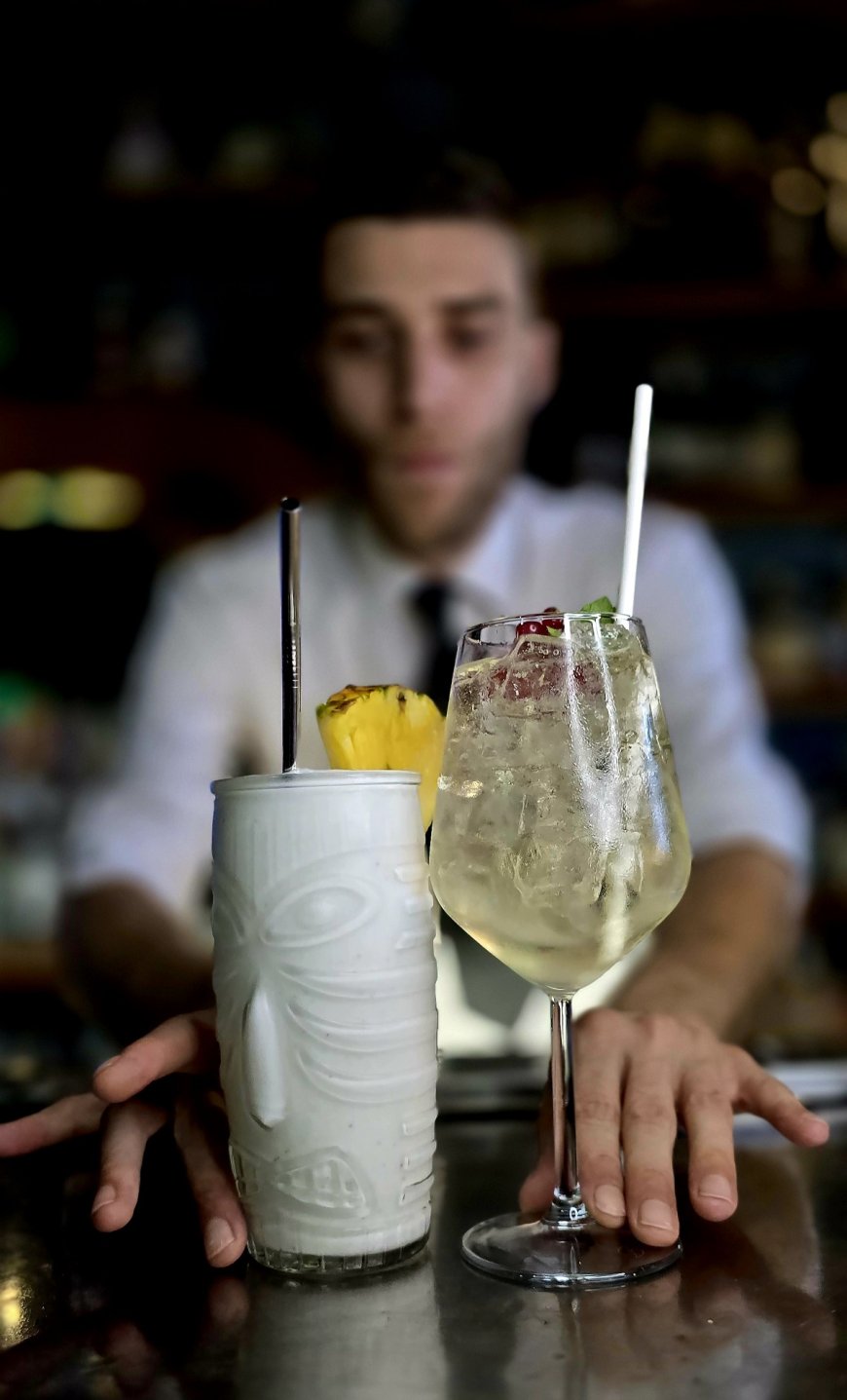 Andrea Simeoni è il bar manager dell'Estremadura Café di Verbania e lavora lì da 13 anni.