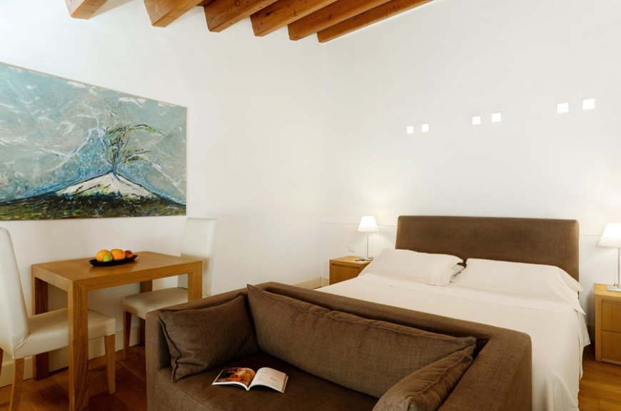Palazzo Brunaccini e Masseria della Volpe ampliano l'offerta turistica in Sicilia con nuovi spazi e lodge esclusivi.