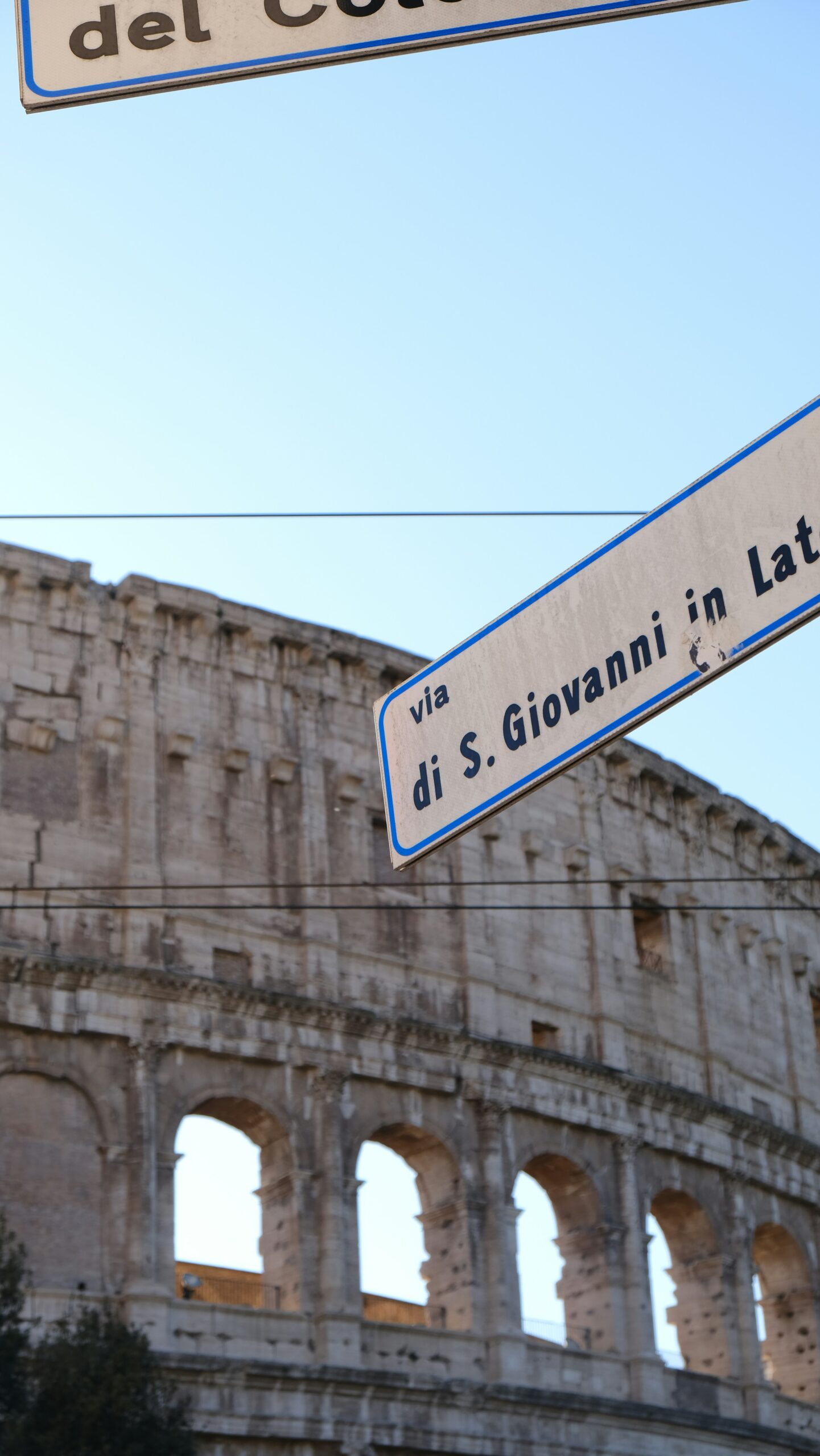 La guida "Terrazze Gourmet Roma 2026-2027" presenta 55 terrazze selezionate a Roma in 232 pagine.