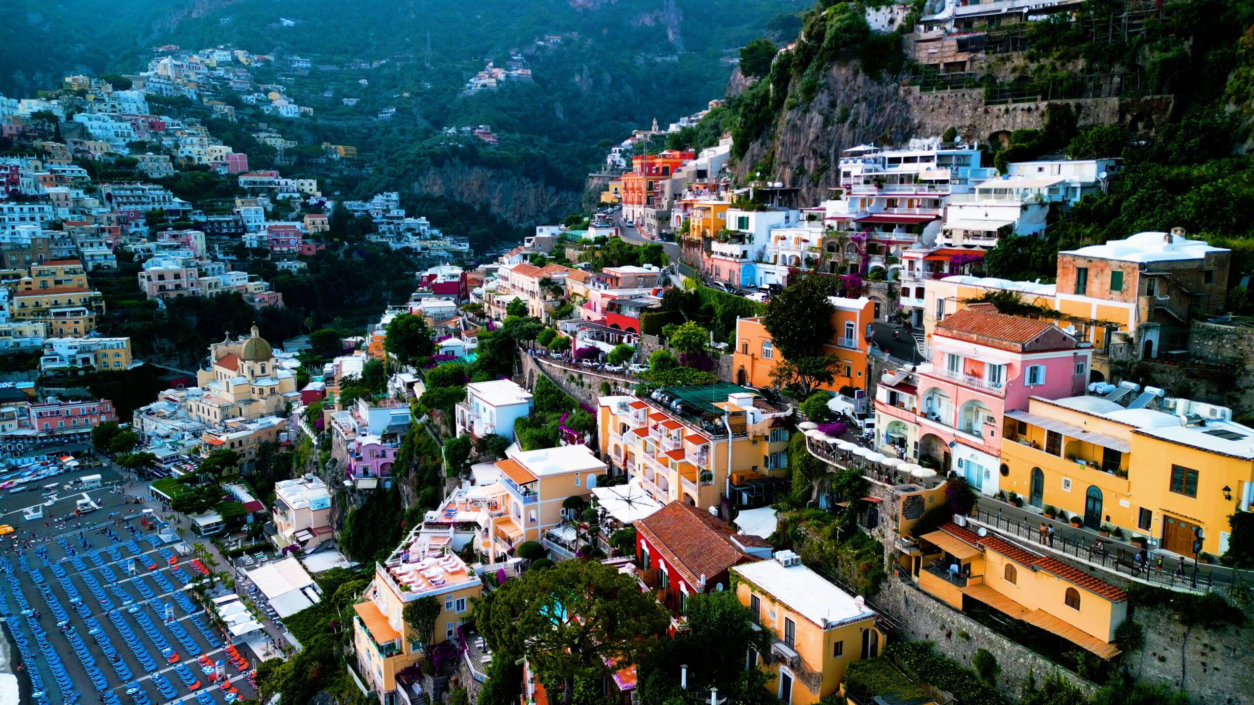 Nel 2025 i turisti Airbnb generano 40 milioni di euro nei piccoli comuni campani, secondo Ambrosetti.