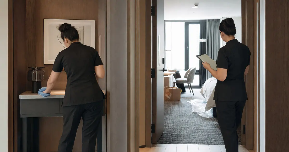 La pulizia pre-opening negli hotel è essenziale per garantire ambienti pronti e standard di ospitalità adeguati.