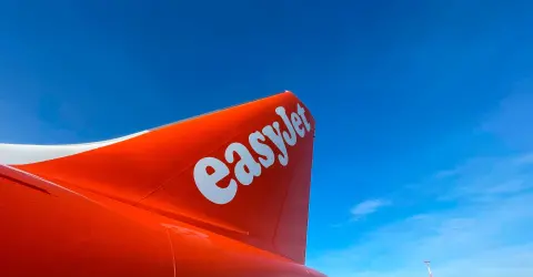 Apollo acquisisce easyJet e punta su servizi premium, fidelizzazione e pacchetti vacanze per aumentare ricavi.
