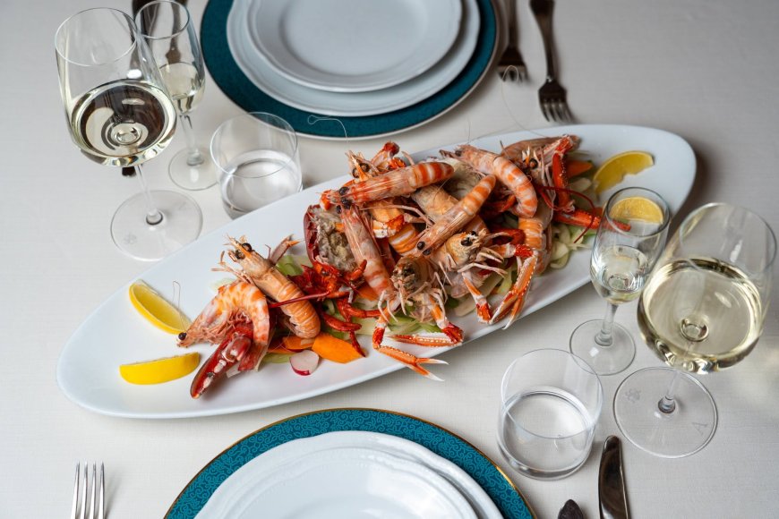 Chef Alessandro Giandolfi Porta Cucina Elegante di Pesce al Ristorante Fuor d’Acqua di Firenze