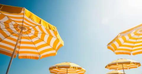 TUI Group lancia il marchio "Sundeals" per pacchetti vacanza economici nel Regno Unito, mira a 13 milioni di prenotazioni annue.