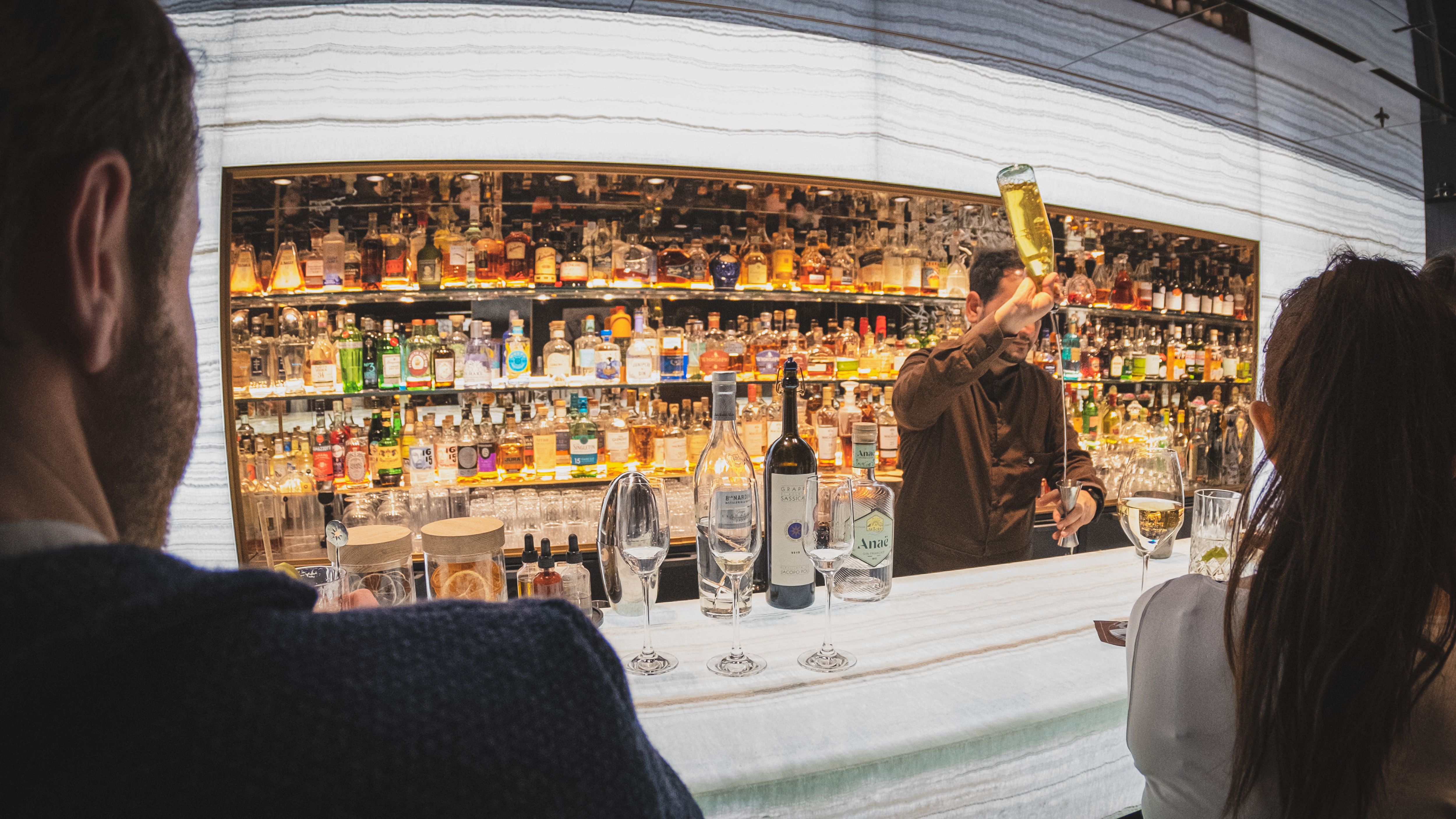 Il Das Rübezahl di Schwangau integra cocktail personalizzati nella mezza pensione con il bar manager Adly Hassan.