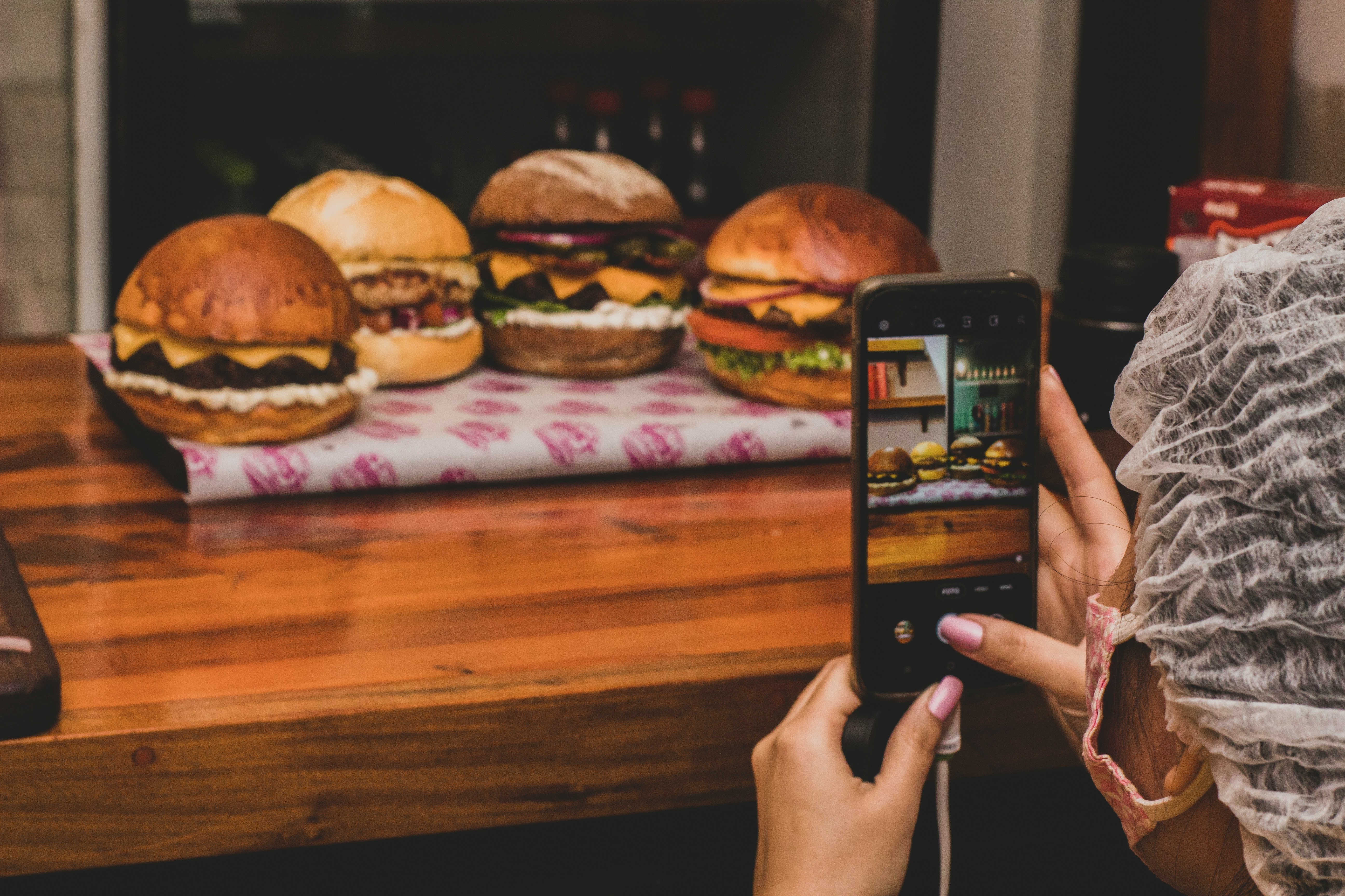 Studio Rivela Che l'89,2% degli Alimenti Promossi su Instagram non Soddisfa i Criteri Nutrizionali OMS per Adolescenti