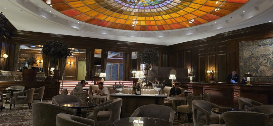 Il Jahreszeiten Bar dell'Hotel Vier Jahreszeiten Kempinski a Monaco offre 350-400 bottiglie e menu stagionale.