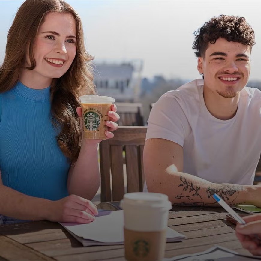 Starbucks® e Nestlé lanciano "We Proudly Serve" per spazi pausa caffè in università e aziende con opzioni personalizzabili.