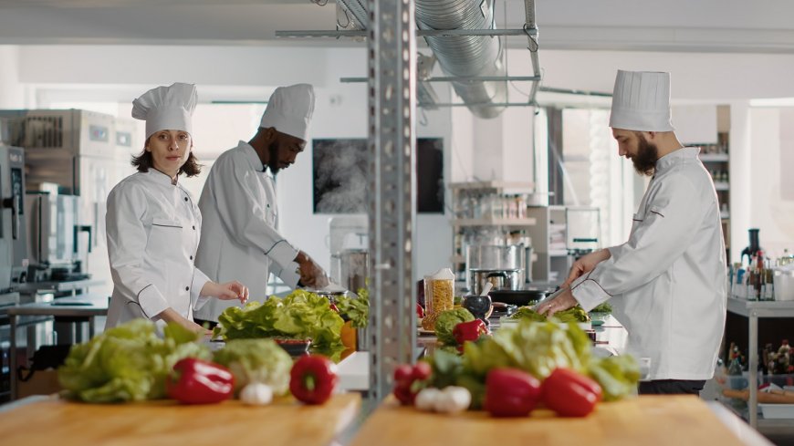 Rapporto Ristorazione 2026: Produttività in calo nonostante fatturato di 59,3 miliardi di euro nel 2025.