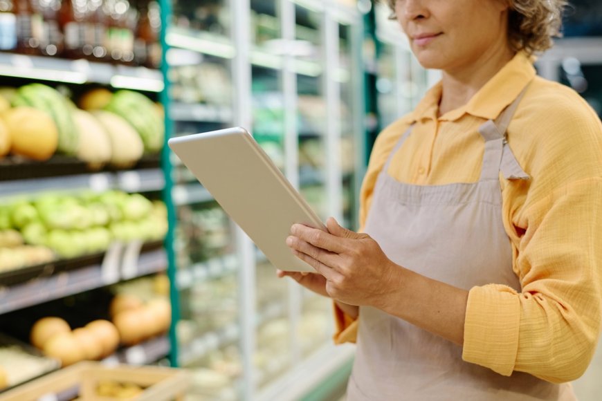 L'app Alfred automatizza il controllo delle scadenze nei supermercati per ridurre sprechi e rischi per i consumatori.
