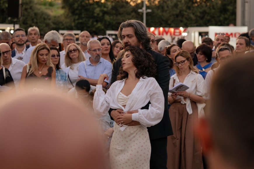 Le ultime tappe di "Una Traviata da cortile" di Baricco ospitate nello stabilimento Kimbo a Melito di Napoli.