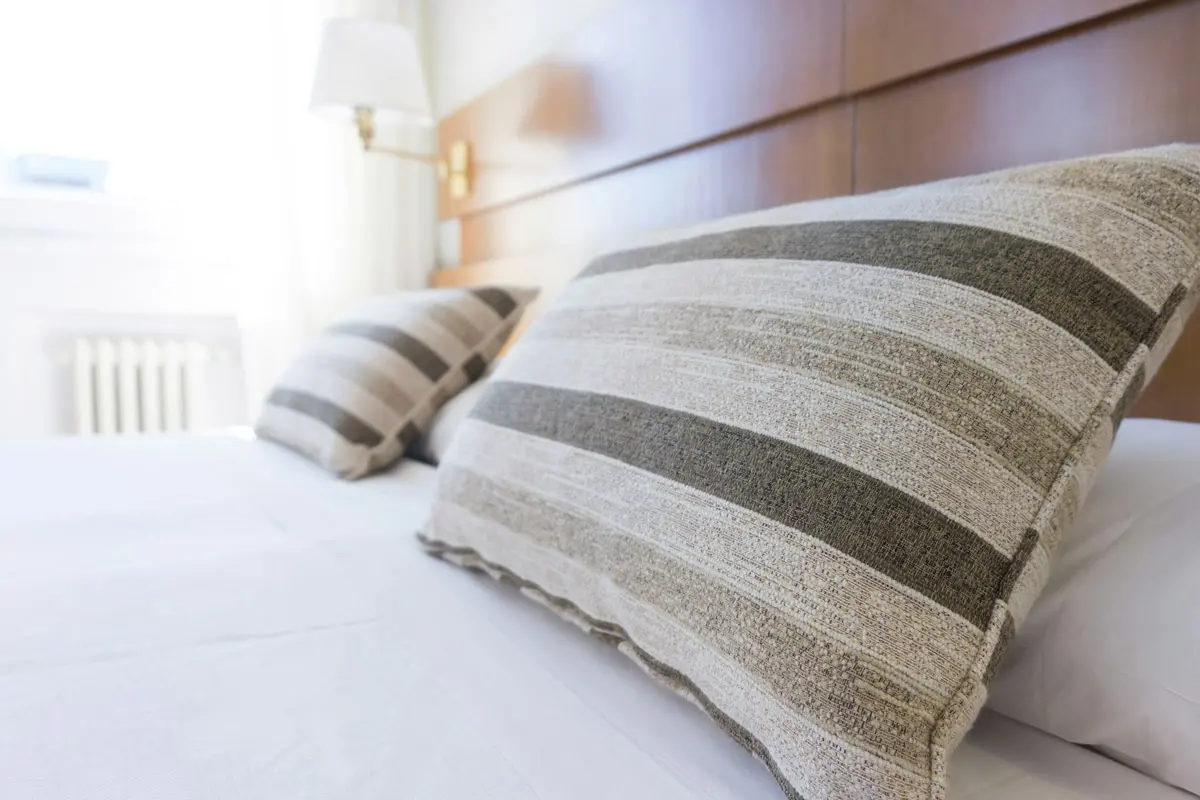 Gli hotel dovrebbero sostituire i materassi ogni 5-7 anni per mantenere la qualità del soggiorno.