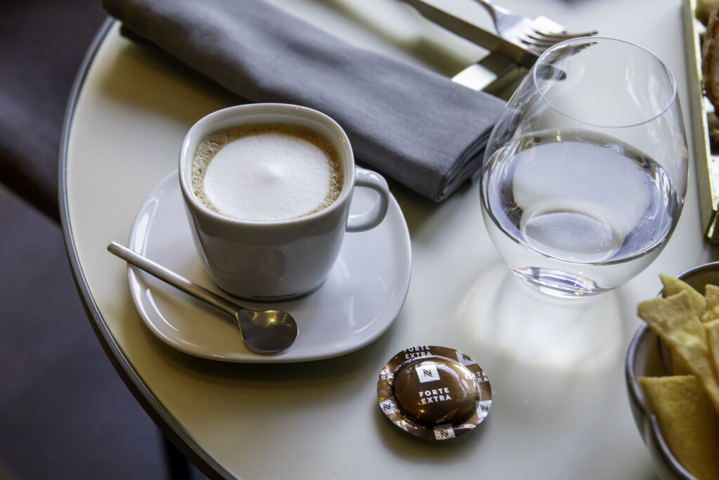 Nespresso Professional Lancia Macchina "Momento Black" per Migliorare Servizio Caffè negli Hotel di Lusso Italiani