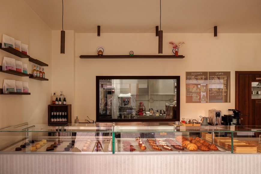 Aura Pastry Lab di Roma amplia l'offerta con colazioni artigianali e bevande speciali come matcha e chai.